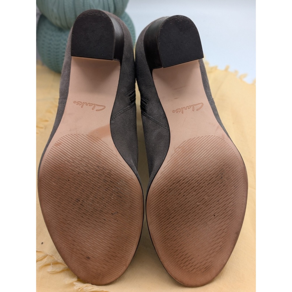 Clarks Spiced River Grey Suede Ankle Booties Block Heel Buckle Women's Size 8.5 - Picture 10 of 12